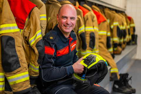 Brandweerman met helm in hand