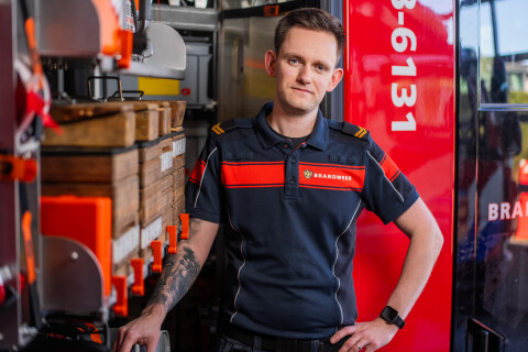 Brandweerman in brandweertenue